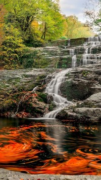 Wodospad w jesiennym lesie