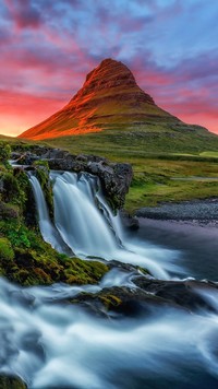 Wodospad z widokiem na górę Kirkjufell w Islandii