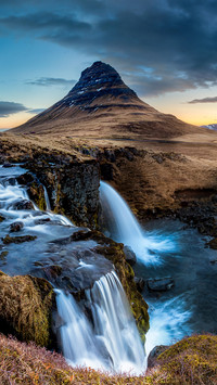 Wodospady na tle góry Kirkjufell