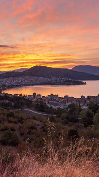 Wschód słońca nad jeziorem Kastoria