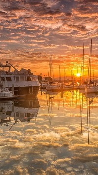 Wschód słońca nad przystanią dla jachtów w San Diego