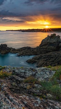 Wschód słońca nad skalistym wybrzeżem Bretanii