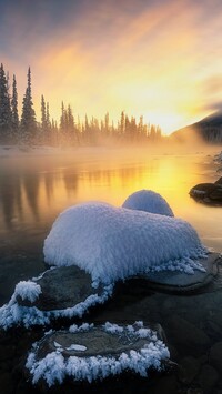 Wschód słońca nad zamgloną rzeką Bow River zimową porą