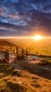 Wschód słońca rozświetla wzgórza hrabstwa w Anglii