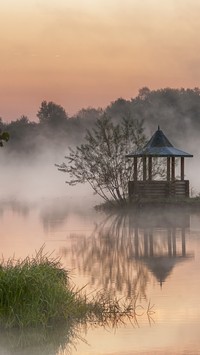 Wysepka z altanką nad stawem