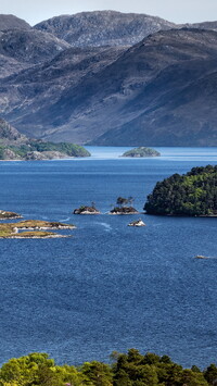 Wysepki na jeziorze Loch Morar