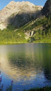 Wysokie góry nad jeziorem