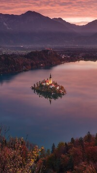 Wyspa Blejski Otok na środku jeziora Bled Lake