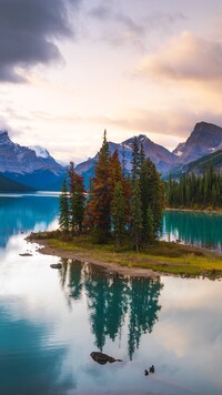 Wyspa Duchów na jeziorze Maligne lake