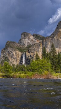 Zachmurzone niebo nad górami w Parku Narodowym Yosemite