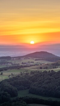 Zachód słońca nad górami Rhon w Niemczech