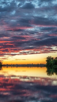 Zachód słońca nad jeziorem Quail Lake w Kalifornii