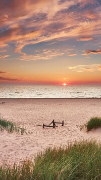 Zachód słońca nad plażą i Morzem Bałtyckim