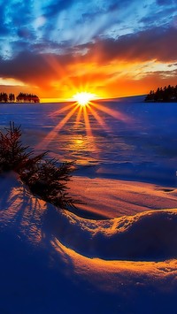 Zachód słońca zimą w oddali
