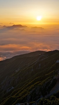 Zachodzące słońce nad chmurami