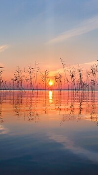 Zachodzące słońce nad jeziorem