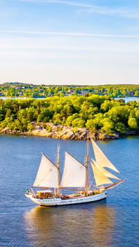 Żaglówka w zatoce szwedzkiej miejscowości Vaxholm