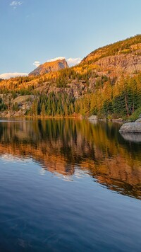 Zalesione góry nad jeziorem Bear Lake