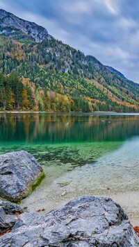 Zalesione góry nad jeziorem Langbathseen