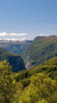 Zalesione zbocza fiordu Geirangerfjord w Norwegii
