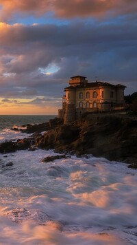 Zamek Boccale nad morzem we Włoszech