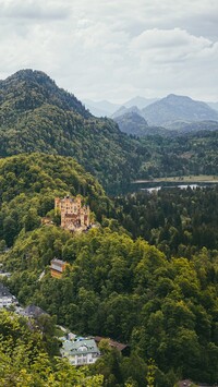Zamek Hohenschwangau pośród lasu