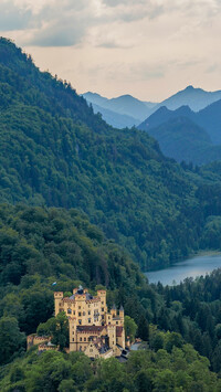 Zamek Hohenschwangau w Alpach Bawarskich