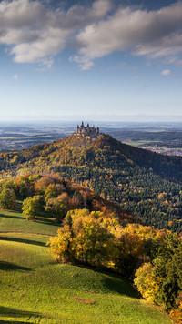 Zamek Hohenzollern na wzgórzu