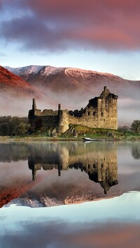 Zamek Kilchurn nad jeziorem Loch Awe