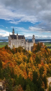 Zamek Neuschwanstein na wzgórzu