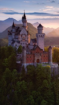 Zamek Neuschwanstein na wzgórzu