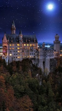 Zamek Neuschwanstein nad urwiskiem nocą