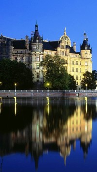 Zamek Schwerin nad rzeką w Niemczech