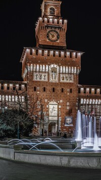 Zamek Sworzów i fontanna na Placu Piazza Castello