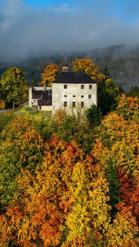 Zamek Thierberg na wzgórzu w Austrii