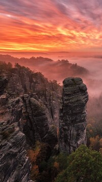 Zamglone Góry Połabskie pod kolorowym niebem