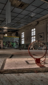 Zaniedbana sala do koszykówki