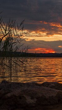 Zapadający zmierzch nad jeziorem