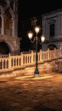 Zapalona latarnia na Placu San Marco