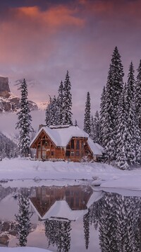 Zaśnieżony dom nad jeziorem Emerald Lake w Kanadzie