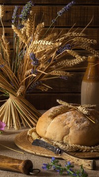 Zboże w bukiecie obok bochenka chleba
