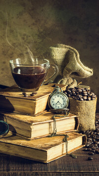 Zegarek i kawa na książkach
