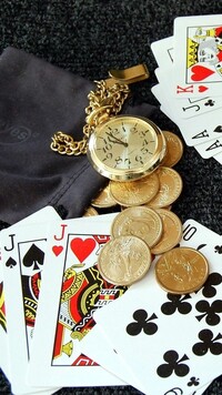 Zegarek i pieniądze na kartach