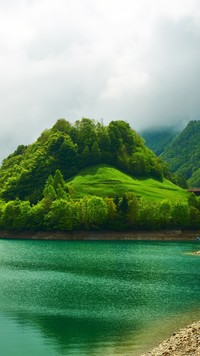 Zielone góry przy szmaragdowym jeziorze