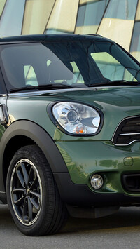 Zielony Mini Countryman przodem