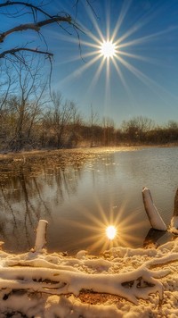 Zimowe jezioro w promieniach słońca