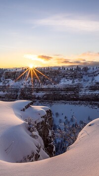 Zimowy krajobraz w porannym słońcu