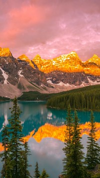 Złote góry otoczone drzewami nad jeziorem w Kanadzie