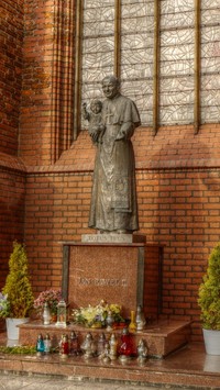 Znicze ustawione pod pomnikiem Jana Pawła II