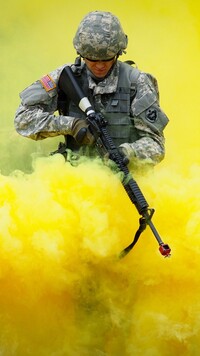 Żołnierz w zasłonie dymnej
